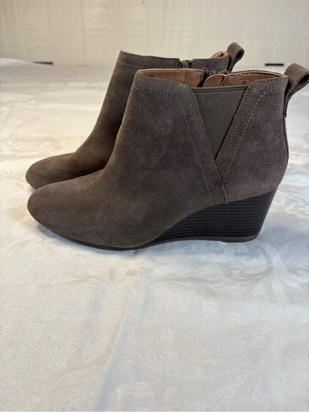 Vionic Paloma Women’s 7.5 Gray Suede Weather Resistant Wedge Ankle Boots - Picture 6 of 10
